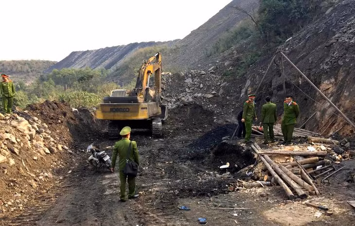 Công an TP Cẩm Phả phối hợp triệt phá 1 lò khai thác than trái phép tại thôn Khe Sím (xã Dương Huy, TP Cẩm Phả), tháng 3/2017. Ảnh: Lương Giang