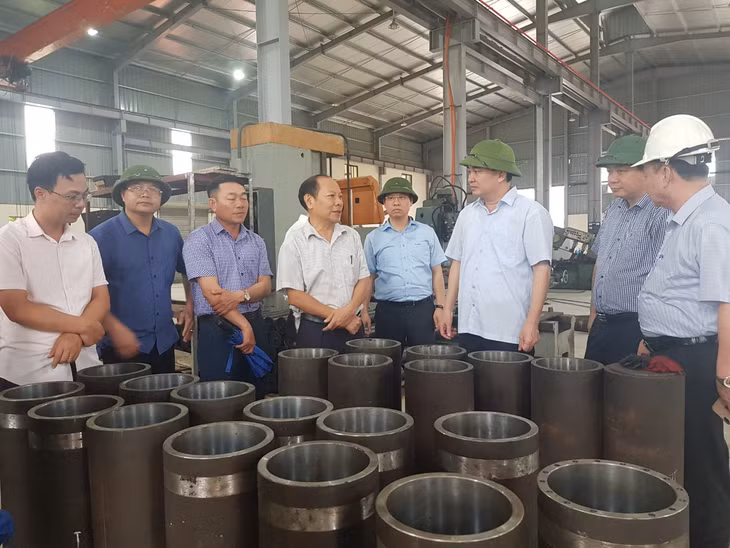 Đồng chí Ngô Hoàng Ngân, Phó Bí thư Thường trực Tỉnh ủy đã kiểm tra tình hình hoạt động tại Cụm Công nghiệp Cẩm Thịnh.