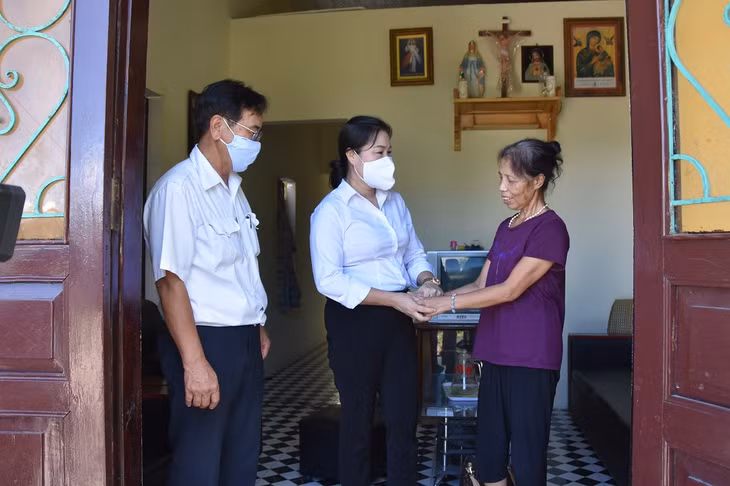 Đại diện Hội Doanh nhân Công Giáo và Ủy ban Đoàn kết Công giáo tỉnh đế thăm hỏi hộ giáo dân có hoàn cảnh khó khăn tại phường Hà Khánh, TP Hạ Long.