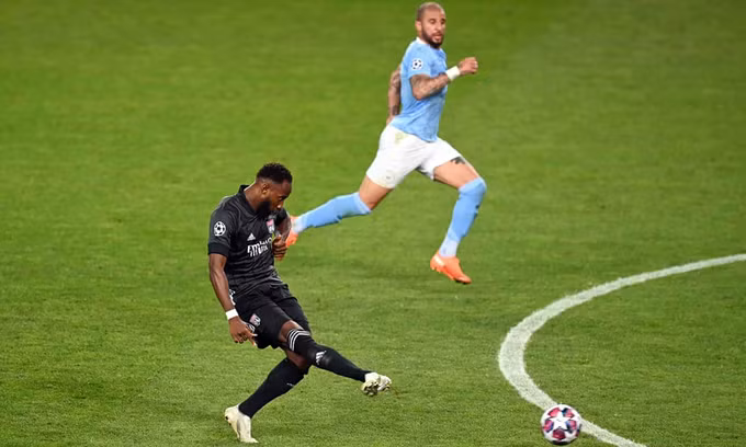 Dembele cứa lòng, đưa bóng qua chân thủ môn Ederson, nâng tỷ số lên 2-1. Ảnh: UEFA.