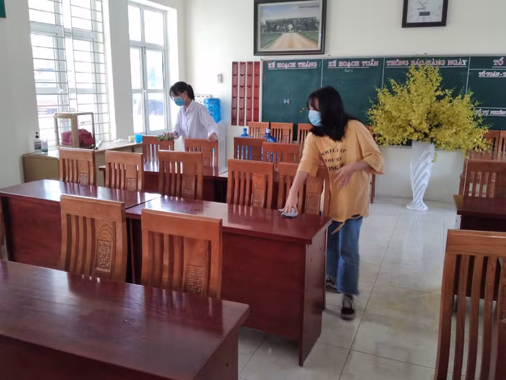 Học sinh Trường TH-THCS-THPT Nguyễn Bỉnh Khiêm dọn dẹp phòng họp của nhà trường.