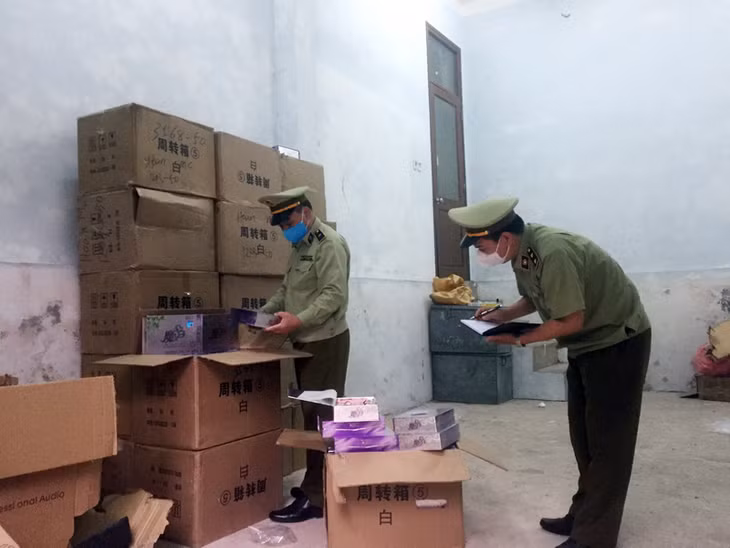 Đội QLTT số 4 bắt giữ lô hàng 18 thùng carton chứa 432 lọ mỹ phẩm không rõ nguồn gốc, xuất xứ ngày 5/4.