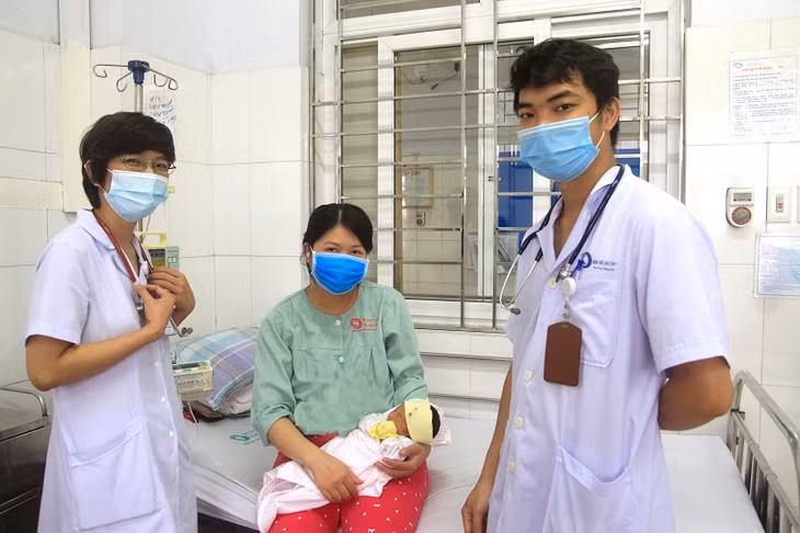 Niềm vui của gia đình và các bác sĩ khi bệnh nhi khỏe mạnh
