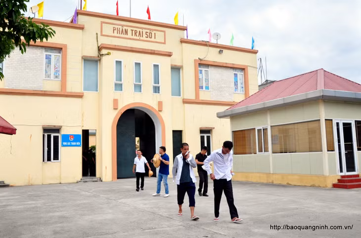 Những bước chân đầu tiên của phạm nhân được ân xá sau khi bước ra khỏi cánh cổng trại giam.