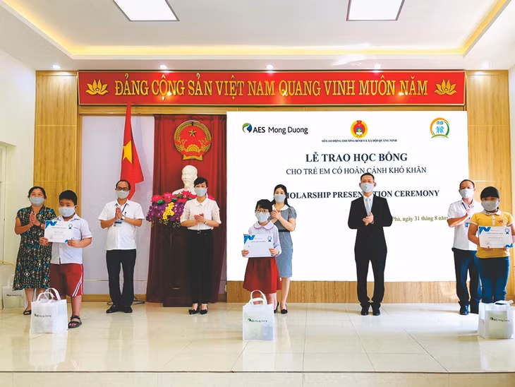 Quang cảnh buổi trao học bổng.
