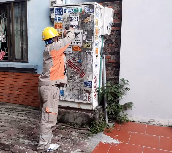 Công nhân Điện lực TP Hạ Long khắc phục các tủ điện mất an toàn ở Khu dân cư lấn biển Vựng Đâng.