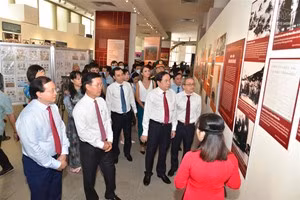 Các đại biểu tham quan trưng bày chuyên đề: “Việt Nam - Độc lập, Tự cường”. Ảnh: Bảo tàng Hồ Chí Minh
