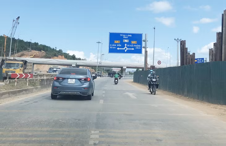 Nhiều người dân vẫn cố tình vi phạm an toàn giao thông. Trong ảnh: một trường đi trái đường trên QL18 đoạn qua qua nút giao Minh Khai, phường Đại Yên, TP Hạ Long