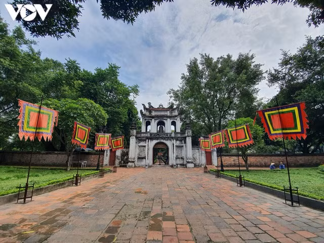 Các di tích lịch sử, danh lắm thắng cảnh tại Thủ đô Hà Nội vẫn mở cửa nhưng lượng khách không nhiều, có những nơi còn không có khách. Trong ảnh: Văn Miếu-Quốc Tử Giám.