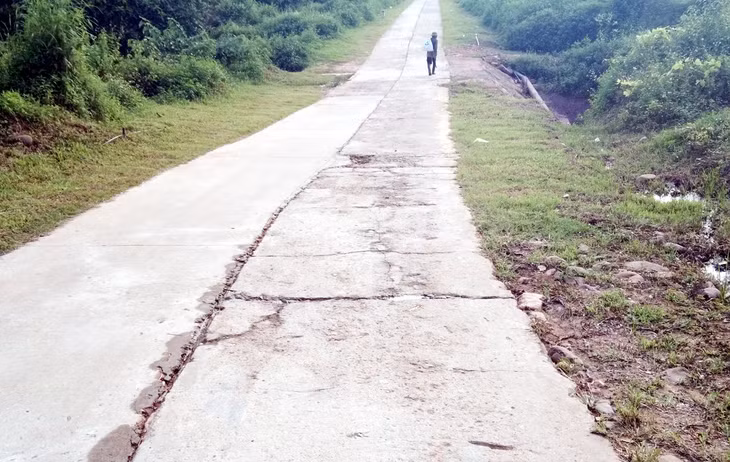 Và nhiều đoạn mặt đường đã xuống cấp, rạn nứt gay khó khăn cho việc đi lại.
