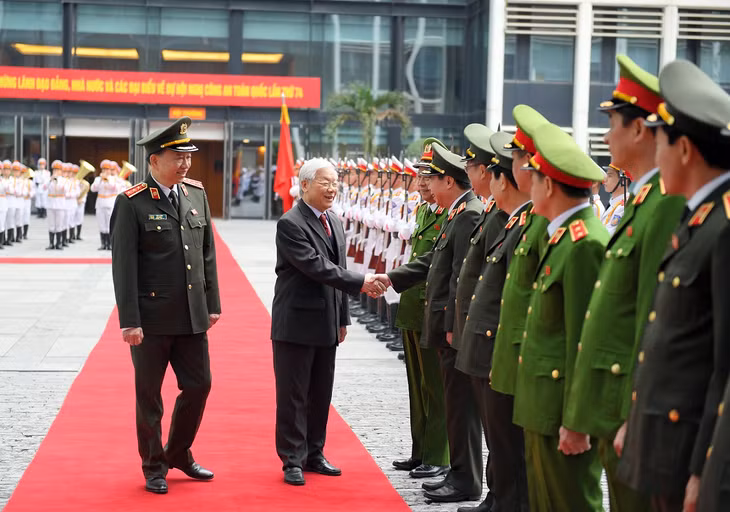 Tổng Bí thư, Chủ tịch nước Nguyễn Phú Trọng và Bộ trưởng Bộ Công an, Thượng tướng Tô Lâm duyệt đội danh dự công an nhân dân