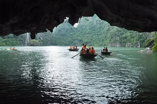 Du khách tham quan hồ Ba Hầm trên Vịnh Hạ Long. Ảnh: Đại Dương