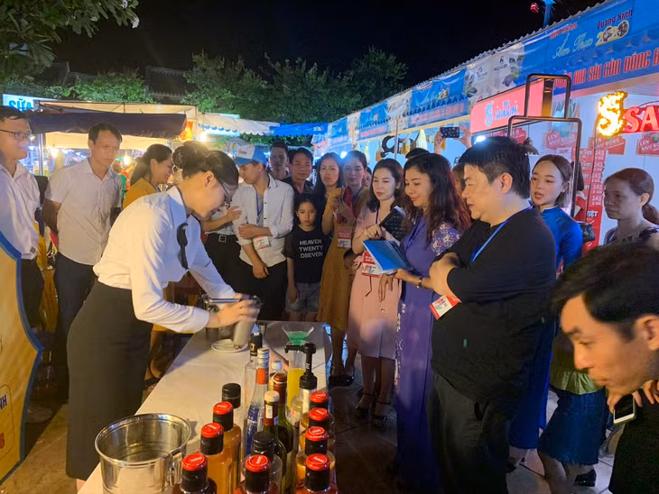 Ông Nguyễn Thường Quân xem biểu diễn pha chế của các sinh viên Trường Đại học Hạ Long.