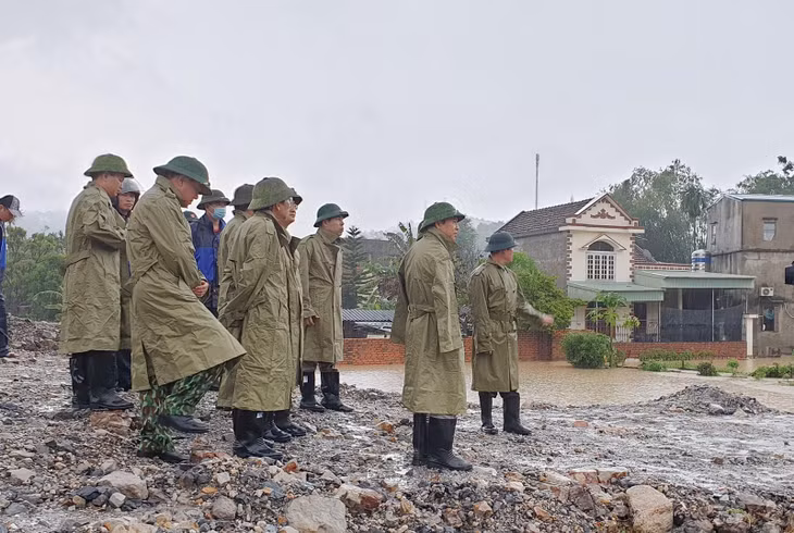 Trước những ảnh hưởng của mưa lớn, ngay trong sáng 17/8, đồng chí Đặng Huy Hậu, Phó Chủ tịch Thường trực UBND tỉnh đã đi kiểm tra tình hình mưa lũ trên địa bàn TP Hạ Long.