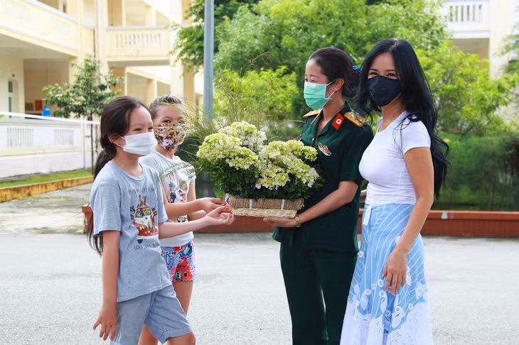 a sĩ Hồng Nhung cùng hai con từ Mỹ trở về Việt Nam và được đưa đi cách ly tập trung tại Trung đoàn 244