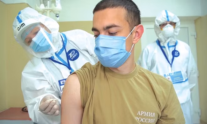 Nhân viên y tế Nga tiêm vaccine COVID-19 cho tình nguyện viên. Ảnh: ITN