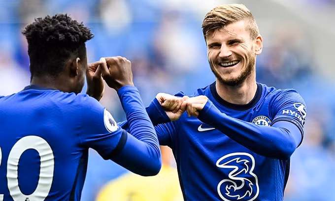 Werner chia vui với Hudson-Odoi sau khi ghi bàn. Ảnh: Chelsea FC