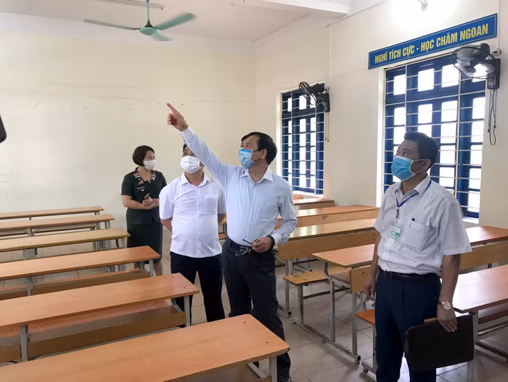Đồng chí Đặng Huy Hậu kiểm tra phòng thi tại điểm thi trường THPT Tiên Yên.
