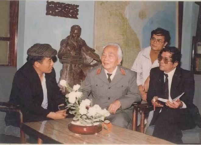  Nhà thơ Trần Đăng Khoa (trái) và nhà văn Lê Lựu (phải) trong cuộc trò chuyện với Tướng Giáp. (Ảnh tư liệu/ Nguồn vietnamnet).