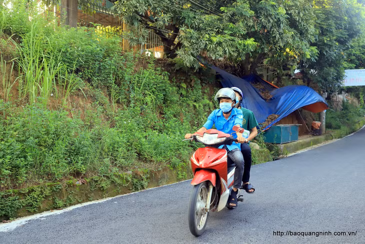 Tại nhiều địa bàn miền núi như Bình Liêu, lực lượng thanh niên tình nguyện còn tổ chức trợ giúp đưa đón các thí sinh nhà cách xa Điểm thi đến dự thi an toàn, đúng giờ. Ảnh: Hoàng Gái (CTV).