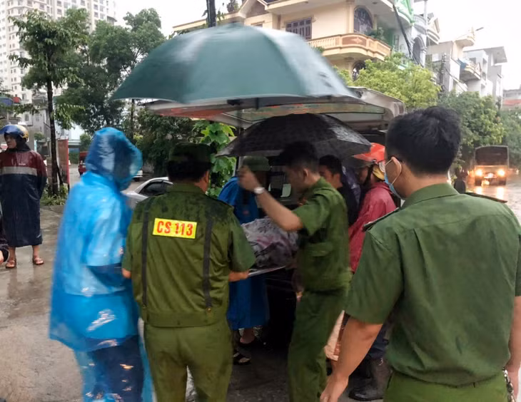 Lực lượng công an có mặt kịp thời đưa nạn nhân đi cấp cứu.
