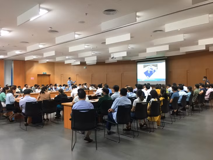 Quang cảnh cuộc họp