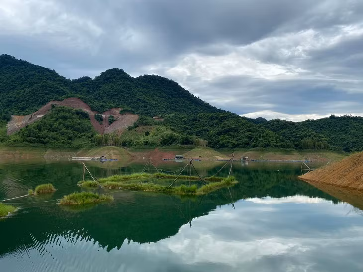 Người dân sống ở khu vực quanh hồ chủ yếu là người Mường, làm nghề đánh bắt và nuôi cá, gà. Trên hình là những lồng nuôi cá của người dân địa phương.