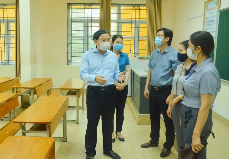 Đồng chí Nguyễn Xuân Ký, Bí thư Tỉnh ủy, Chủ tịch HĐND tỉnh, kiểm tra công tác chuẩn bị Kỳ thi tốt nghiệp THPT năm 2020 tại Trường Tiểu học - THCS - THPT Văn Lang, TP Hạ Long.