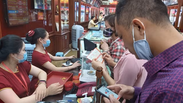Diễn biến của thị trường vàng khiến nhiều người ôm vàng giá cao ngồi trên đống lửa.