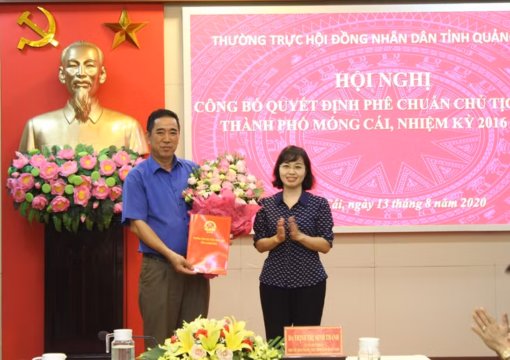 Đồng chí Trịnh Thị Minh Thanh, Phó Chủ tịch Thường trực HĐND tỉnh trao quyết định phê chuẩn kết quả bầu bổ sung chức vụ Chủ tịch HĐND TP đối với đồng chí Nguyễn Văn Đô, Phó Bí thư Thường trực Thành ủy.