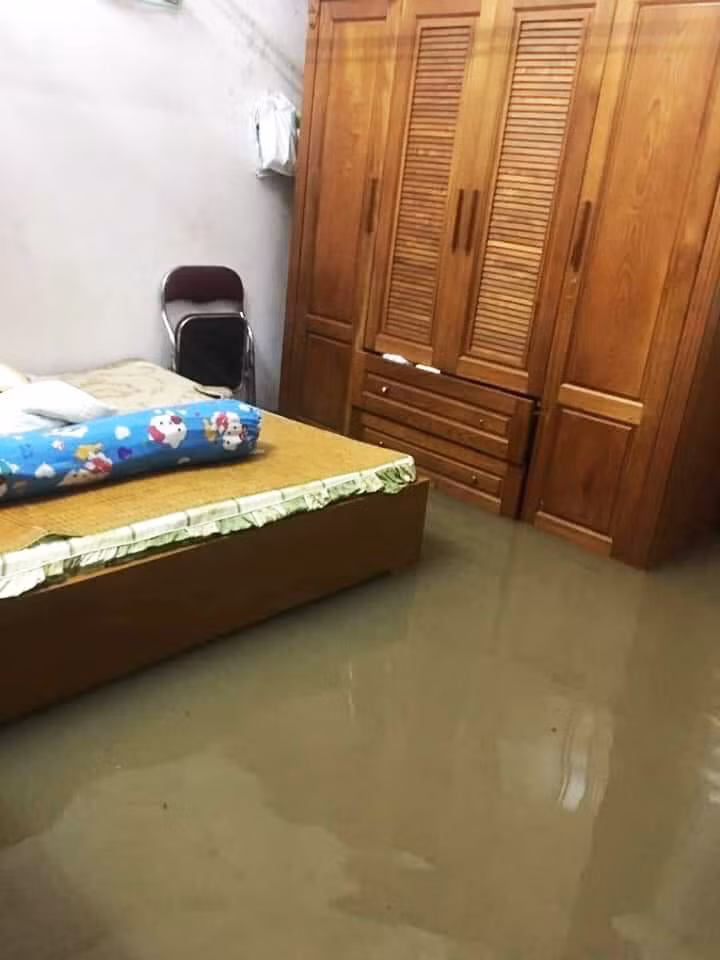 Nước tràn cả vào nhà.