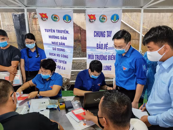 Hướng dẫn ngư dân nộp hồ sơ lĩnh vực thủy sản qua dịch vụ công trực tuyến mức độ 4.