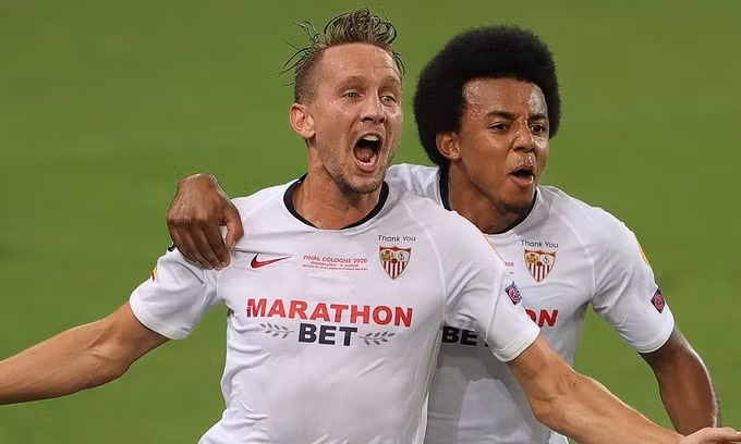 Luuk de Jong (trái) lập cú đúp trận này. Ảnh: AP