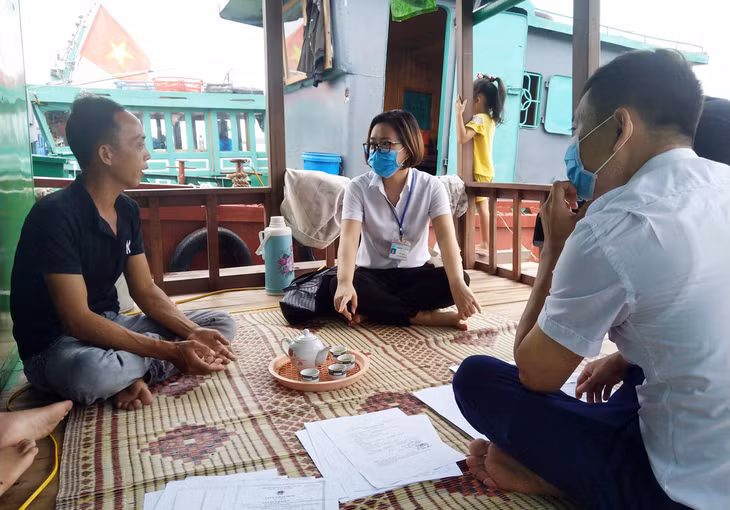 Trợ giúp viên Trung tâm TGPL Nhà nước đến đến nhà dân để trao đổi, thu thập chứng cứ vụ việc tố tụng.