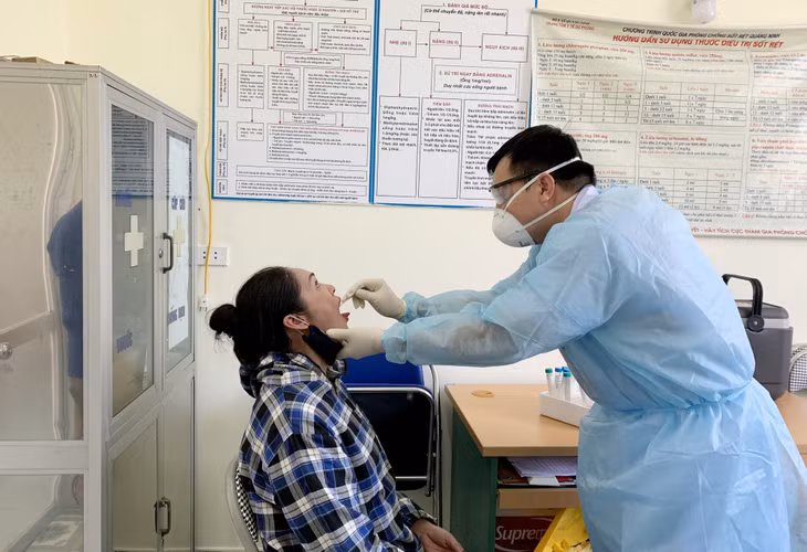 Lấy mẫu dịch hầu họng xét nghiệm Realtime PCR cho trường hợp từ vùng dịch về Vân Đồn. Ảnh: Mạnh Trường
