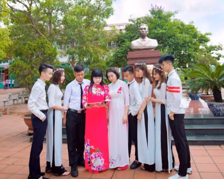 Cô và trò Trường THPT Nguyễn Bình, thị xã Đông Triều ôn lại lịch sử Đệ tứ Chiến khu.