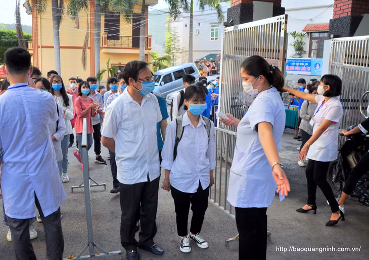 Ngay từ sáng sớm 9/8, trước khi bắt đầu môn thi đầu tiên, 