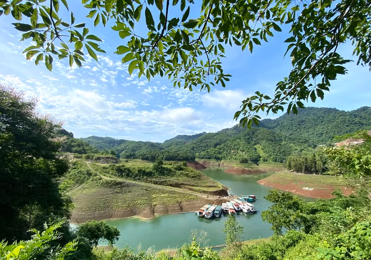 Tương lai có thể sẽ có thêm nhiều khu nghỉ dưỡng bao quanh lòng hồ phục vụ nhu cầu của du khách các vùng lân cận, đặc biệt là Hà Nội.