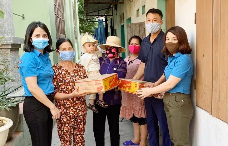 Lãnh đạo LĐLĐ TP Hạ Long và các nhà tài chợ trao hỗ trợ cho CNLĐ hoàn cảnh khó khăn trên địa bàn thành phố.