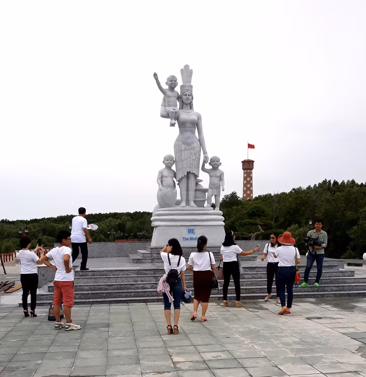 Hình tượng người Mẹ cạnh đền thờ Cha vùng nam tổ quốc, là sự tri ân của lớp con cháu hôm nay với tổ tiên lên rừng, xuống biển mở mang bờ cõi