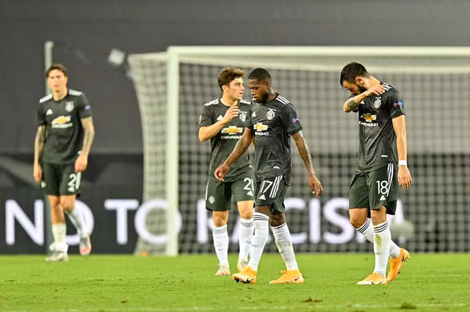 M.U bế tắc, Solskjaer cũng không có nhiều lựa chọn thay đổi chiến thuật.