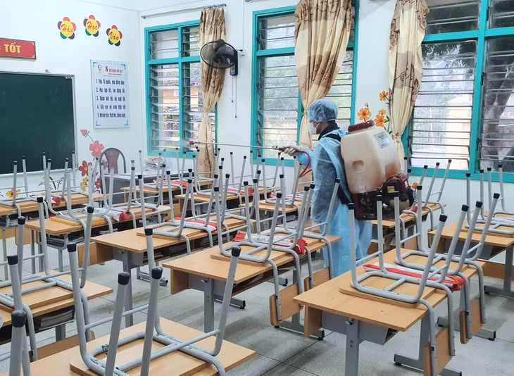 Công tác phòng chống dịch được ngành giáo dục huyện Ba Chẽ thực hiện tốt. Ảnh: Phun khử trùng phòng chống dịch Covid-19, chuẩn bị cho năm học mới tại trường Tiểu học thị trấn Ba Chẽ.