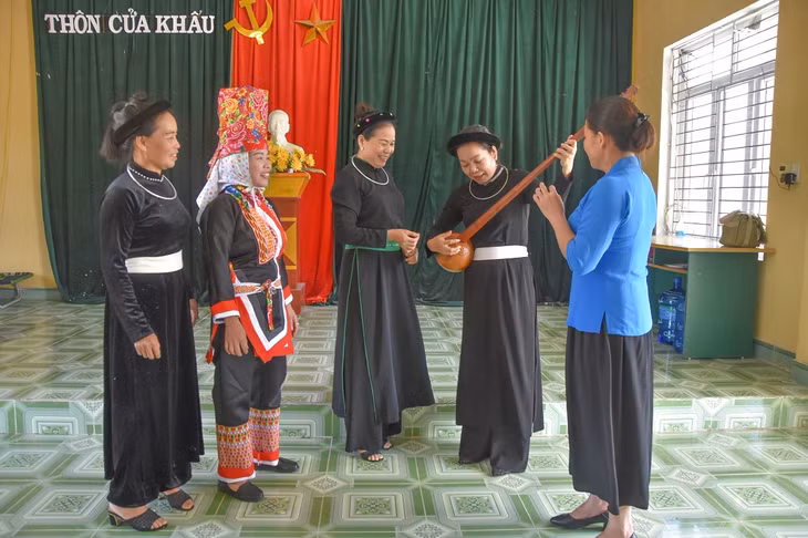 Một buổi sinh hoạt, giao lưu văn nghệ truyền thống của người dân thôn Cửa Khẩu, xã Hoành Mô, huyện Bình Liêu.