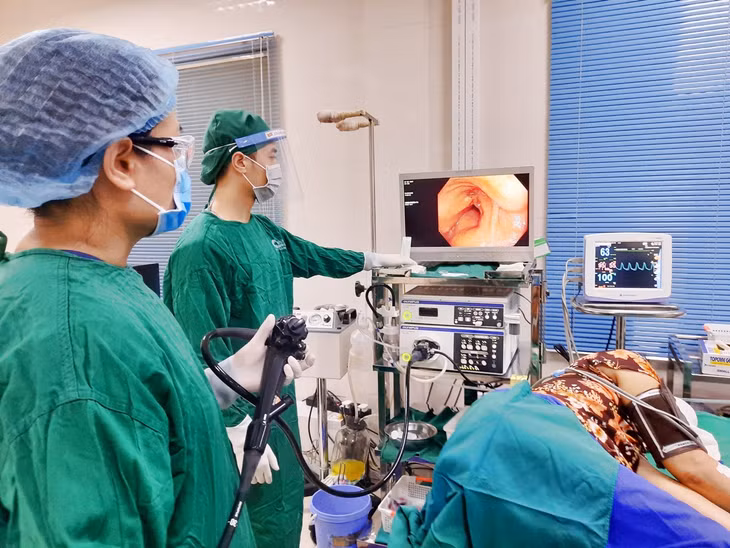  Bác sĩ thực hiện nội soi đại tràng cho người bệnh.