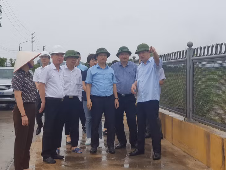Đồng chí Ngô Hoàng Ngân, Phó Bí thư Thường trực Tỉnh ủy kiểm tra khó khăn trong triển khai dự án của Công ty TNHH may mặc Hoa Lợi Đạt tại thành phố Cẩm Phả.