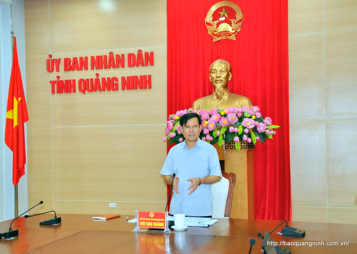 Phó Chủ tịch UBND tỉnh Bùi Văn Khắng phát biểu, cho ý kiến về 