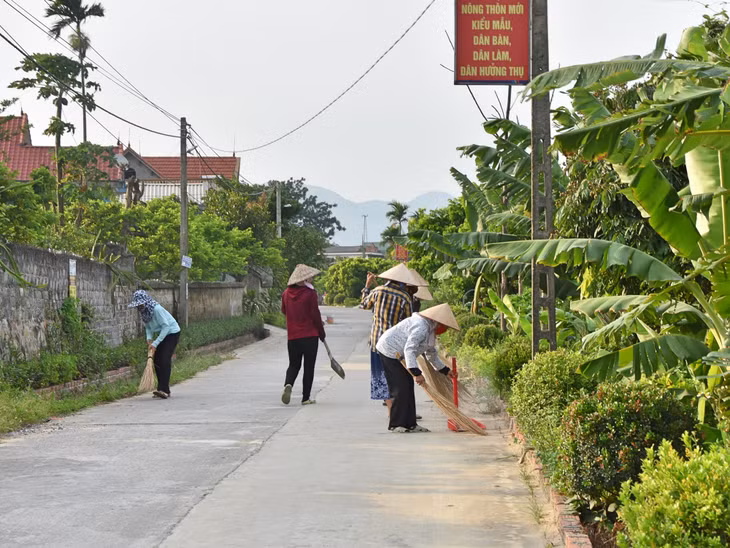 Người dân thôn Phúc Thị, xã Việt Dân (TX Đông Triều) tham gia dọn dẹp vệ sinh môi trường.