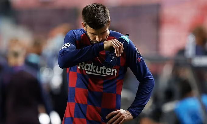 Pique đau đớn khi Barca nhận thất bại đậm nhất sau 69 năm. Ảnh: Marca.