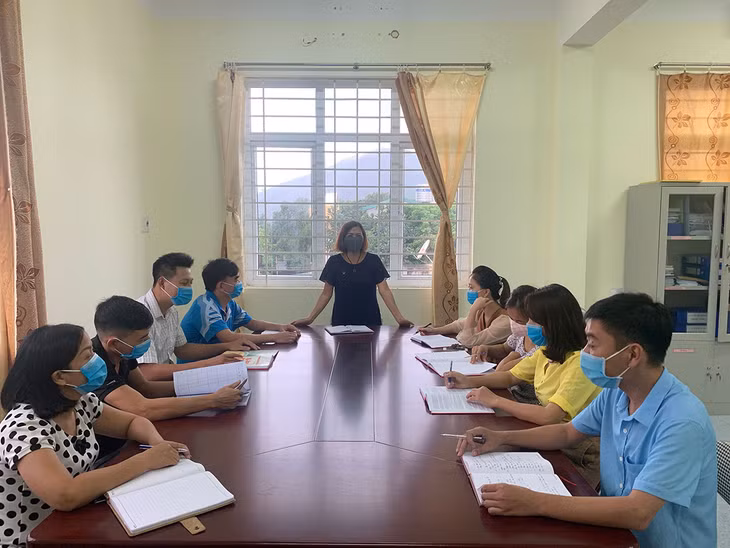 Các thầy cô giáo Trường Phổ thông Dân tộc Bán trú THCS Đồn Đạc, xã Đồn Đạc huyện Ba Chẽ trao đổi chuyên môn để triển khai trong năm học mới 2020-2021.