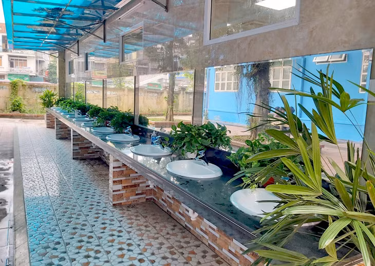 Hệ thống khu vực vệ sinh, bồn rửa tay của Trường Tiểu học Quang Trung, TP Hạ Long.
